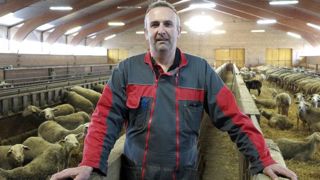 « En construisant nous-mêmes cette nouvelle bergerie avec mon père, nous avons économisé de quoi financer le séchage en grange », relève Yannick Charbonnier. © Frédérique Ehrhard « En construisant nous-mêmes cette nouvelle bergerie avec mon père, nous avons économisé de quoi financer le séchage en grange », relève Yannick Charbonnier. © Frédérique Ehrhard